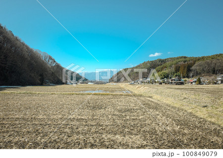 辰野町沢底の風景【春】 100849079