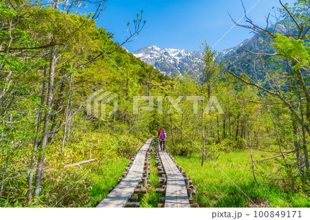 【絶景】初夏の上高地　登山者【長野県】 100849171