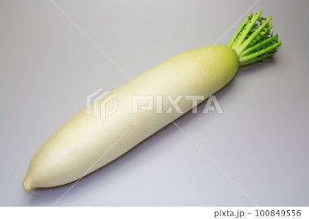 直売所で買った新鮮野菜の大根(だいこん) 直売所で買った新鮮野菜の大根(だいこん) 100849556