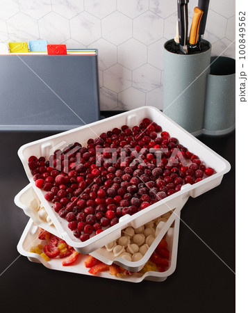 Smart storage of frozen food in trays. Dumplings, berries, peppers are convenient to prepare for the winter 100849562