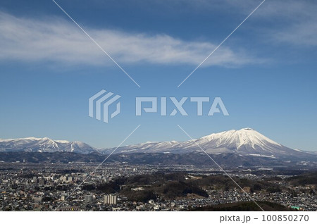 岩山展望台から見える風景 盛岡市と岩手山 100850270