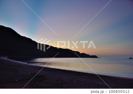 奄美大島 薄明に照らされる勝浦の静かな海 奄美大島 薄明に照らされる勝浦の静かな海 100850312