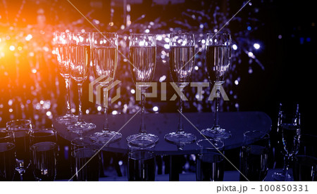 lot of glasses of champagne 100850331