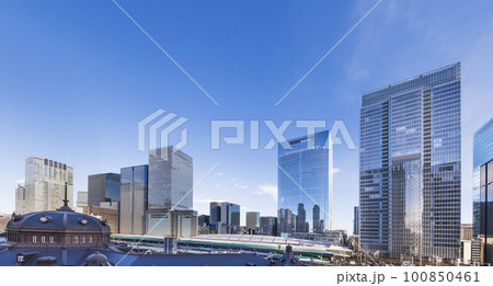 太陽の光が綺麗な東京のビル群 太陽の光が綺麗な東京のビル群 100850461