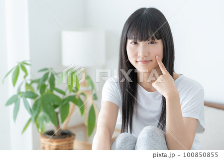 お肌の調子を気にするz世代の女の子のポートレート ビューティーイメージ お肌の調子を気にするz世代の女の子のポートレート ビューティーイメージ 100850855