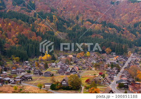 紅葉に包まれた白川郷 紅葉に包まれた白川郷 100851188