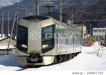 冬の会津鉄道を行く東武特急リバティ会津(浅草⇔会津田島) 冬の会津鉄道を行く東武特急リバティ会津(浅草⇔会津田島) 100851702
