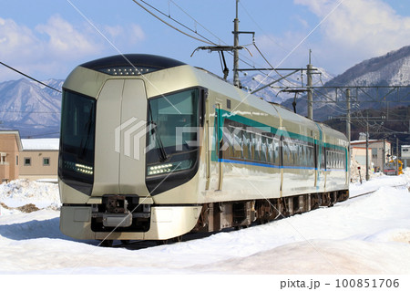 冬の会津鉄道を行く東武特急リバティ会津(浅草⇔会津田島) 冬の会津鉄道を行く東武特急リバティ会津(浅草⇔会津田島) 100851706