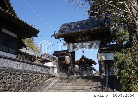 津山市城東にある浄土宗のお寺「大信寺」：山門 100852054