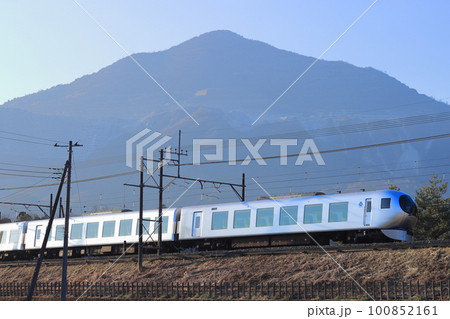 霞む武甲山を背景に秩父路に挑む西武001系特急「ラビュー」_2023/2/4撮影 100852161