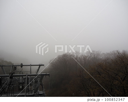 霧に包まれる山頂　徳島県　眉山　山頂からの風景　霧の中の山頂　何も見えない　ロープウェイ 100852347