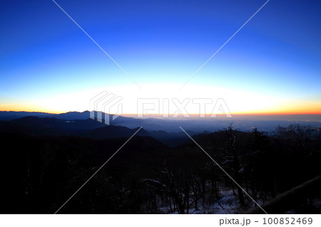 夜明け前の霧降高原/栃木県日光市六方沢展望台 夜明け前の霧降高原/栃木県日光市六方沢展望台 100852469