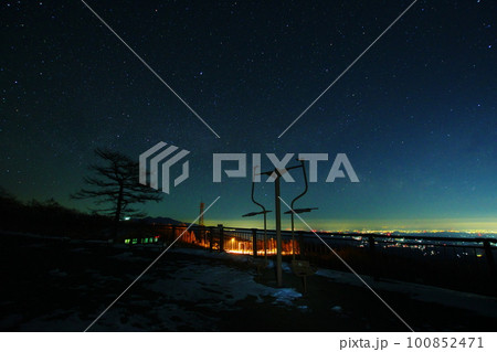 満天の星空　霧降高原キスゲ平園地／栃木県日光市 100852471
