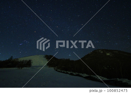 満天の星空 霧降高原キスゲ平園地/栃木県日光市 満天の星空 霧降高原キスゲ平園地/栃木県日光市 100852475