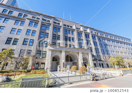 東京都千代田区霞ヶ関　快晴の財務省・国税庁本省庁舎 100852543