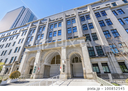 東京都千代田区霞ヶ関　快晴の財務省・国税庁本省庁舎 100852545