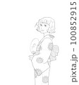 浴衣を着た女性が団扇をもっている線画 100852915
