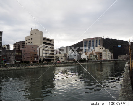 川のある風景　徳島県徳島市　一級河川新町川沿い　春の川沿い散策　春 100852919