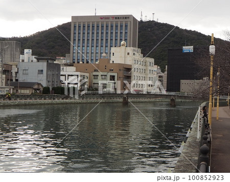 川のある風景 徳島県徳島市 一級河川新町川沿い 春の川沿い散策 春 川のある風景 徳島県徳島市 一級河川新町川沿い 春の川沿い散策 春 100852923