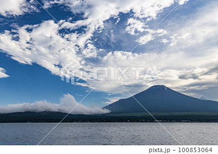 山中湖から見た、雲のかかる富士山の風景 100853064