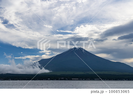 山中湖から見た、雲のかかる富士山の風景 100853065