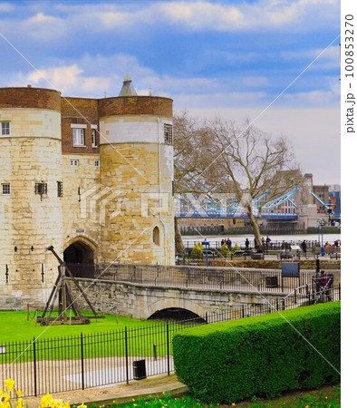 イギリス・テムズ河畔に立つ歴史的建造物/ロンドン塔 イギリス・テムズ河畔に立つ歴史的建造物/ロンドン塔 100853270