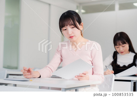 資格試験を受験する受験生 資格試験を受験する受験生 100853535