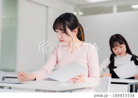 資格試験を受験する受験生 100853538