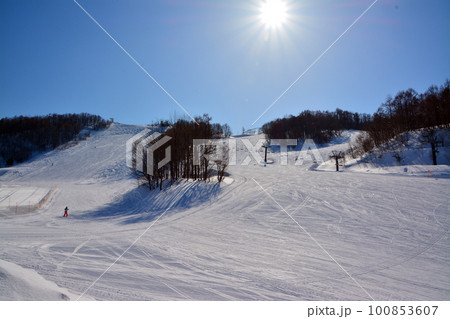 北海道の眩い白銀ゲレンデ 100853607