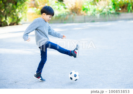 サッカーボールを蹴る男の子　 100853853
