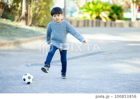サッカーボールを蹴る男の子　 100853856