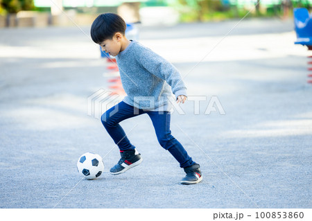 サッカーボールを蹴る男の子　 100853860