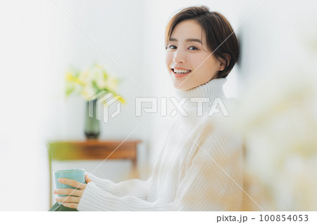コーヒーを飲む若い女性　 100854053