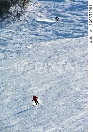 北海道の眩い白銀ゲレンデ 100854081