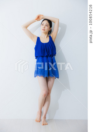 青いワンピースの女性　　 100854216