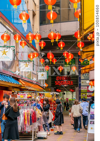 【神奈川県】コロナ前の賑わいを取り戻した横浜中華街 100854660