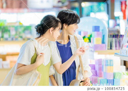 女子旅で楽しくお土産を選ぶ若い女性 100854725