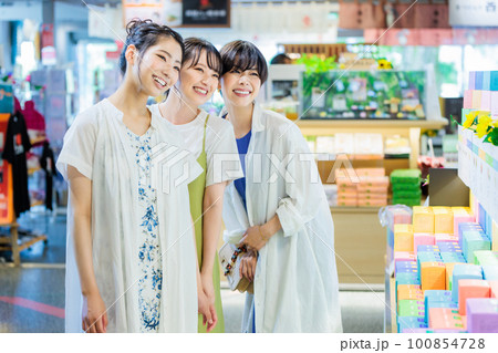 女子旅で楽しくお土産を選ぶ若い女性 女子旅で楽しくお土産を選ぶ若い女性 100854728