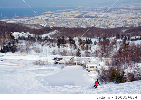 北海道の眩い白銀ゲレンデ 北海道の眩い白銀ゲレンデ 100854834
