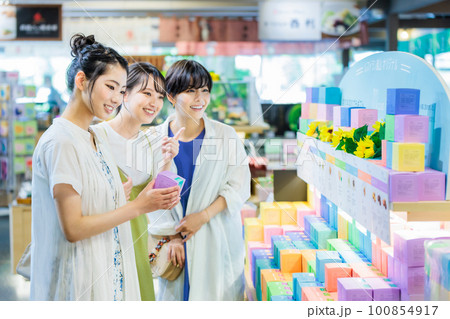 女子旅で楽しくお土産を選ぶ若い女性 100854917