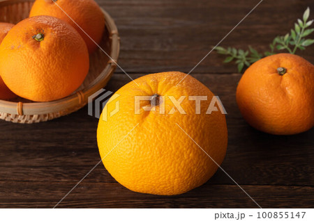 テーブルの上の八朔 テーブルの上の八朔 100855147