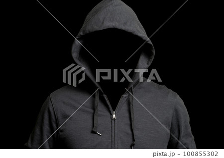 フードを被った怪しい人物 100855302