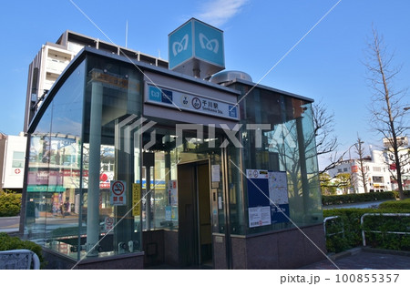 晴天の千川駅前　東京 100855357