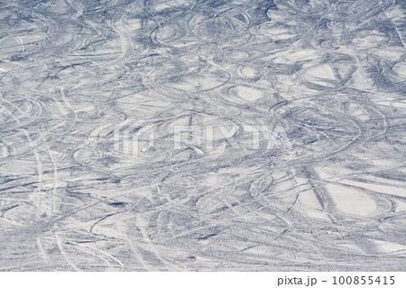 北海道の眩い白銀ゲレンデ 100855415