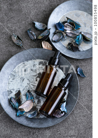 アロマオイルの保存に最適な茶色い遮光瓶と青いポプリ 100855498