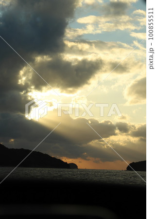 雲から覗く太陽　海に沈む夕日 100855511