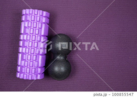 Massage roller and double ball to relax the muscles. Sports equipment 100855547