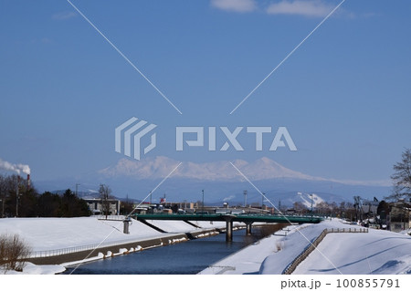 雪の残る石狩川　北海道 100855791