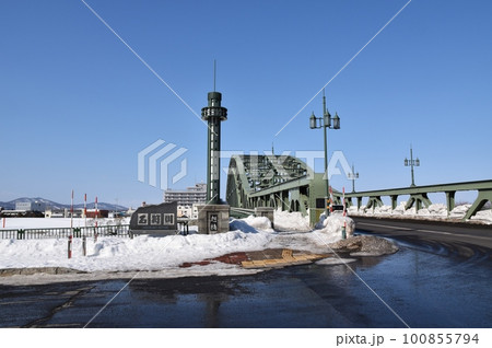 雪の残る石狩川にかかる旭橋　北海道 100855794