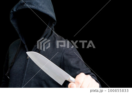 刃物を持つ不審者 100855833